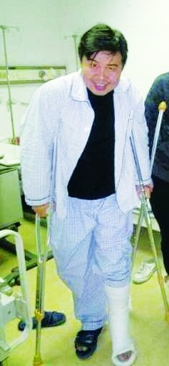 水木年华缪杰回家踢球断腿 两处骨折一处脱臼