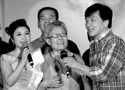 《民生》四版mv北京展映 成龙刘媛媛与老人合