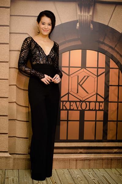 胡杏儿现身时装展 秋冬系列现奢华风格