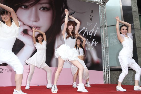 王心凌《(黏黏)2》成绩亮眼 销售蝉联双周冠军