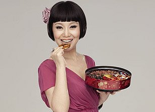 《最强囍事》曝拜年照 八星报喜欢乐迎新