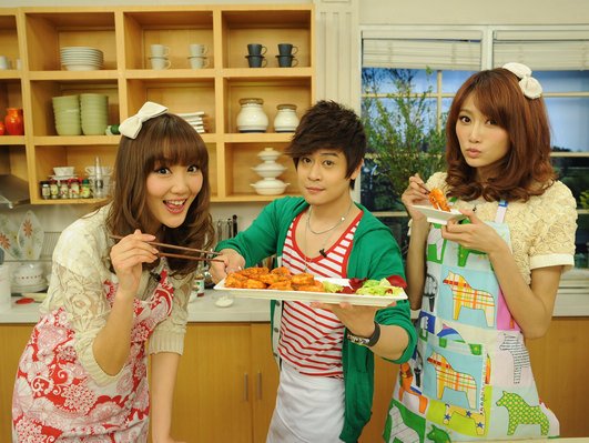 张鹏“踢馆”《我爱每一天》 “挑战”厨神梅琳