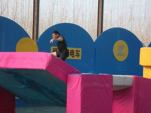 非男非女双性人 《闯关》唱出天籁之声