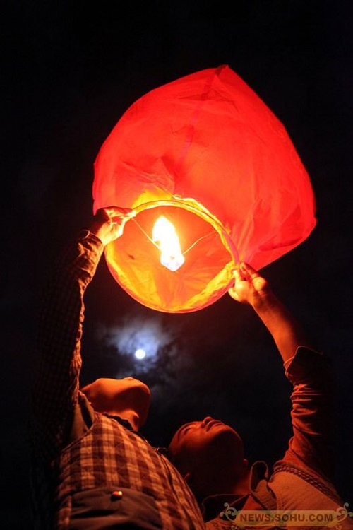 福建首对男同性恋结婚 曝生活私密照引围观(图