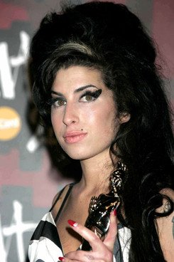 27岁女歌手艾米去世 英前第一夫人表示哀悼