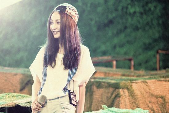 姚笛献歌现场落泪引遐想 简单style独特吸睛