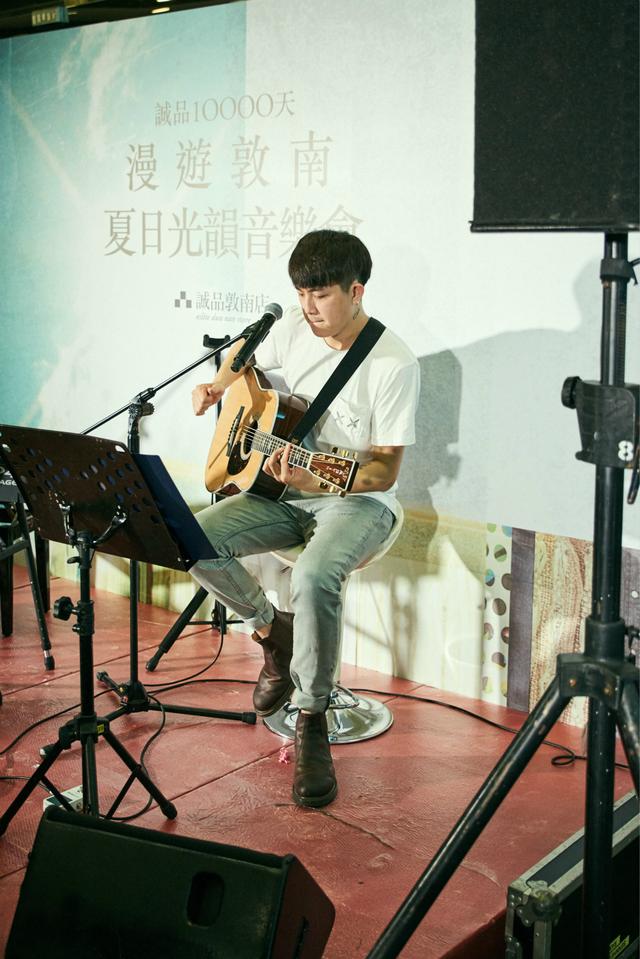 程恢弘温暖献声诚品书店夏日光韵音乐会