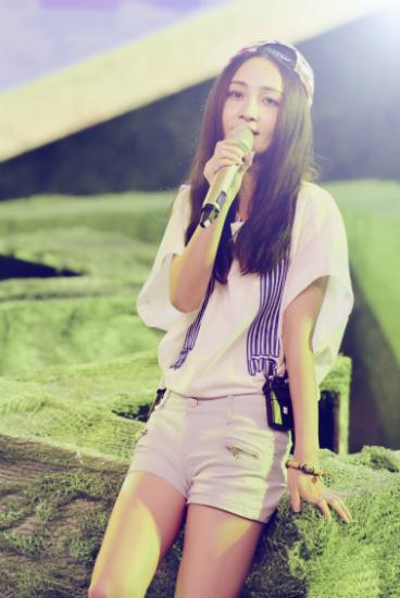 姚笛献歌现场落泪引遐想 简单style独特吸睛