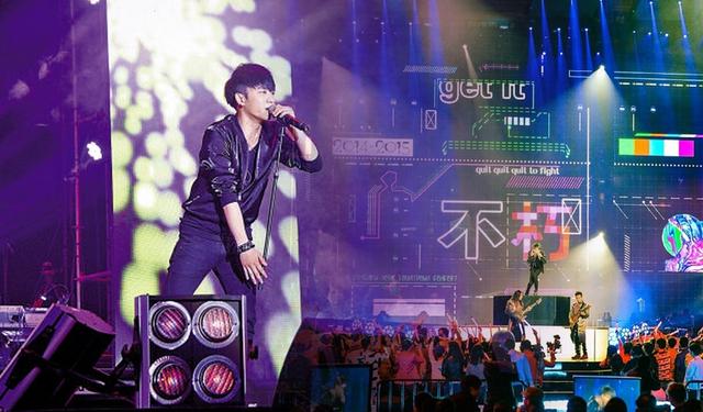 彭宥纶为华晨宇打造视觉 跨年演唱会如星际穿越