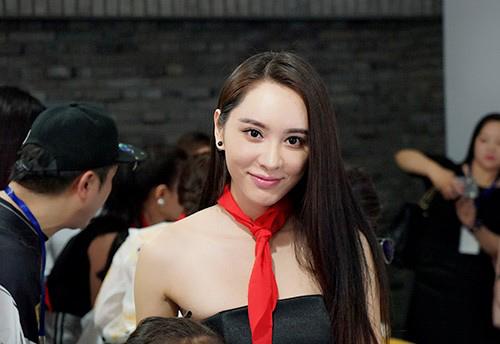 陈思斯张熙媛现身公益活动 呼吁关爱留守儿童