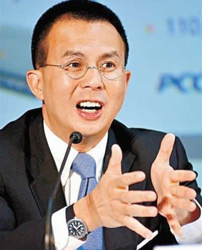 李嘉诚首宣布分身家 股票给长子现金给次子-李