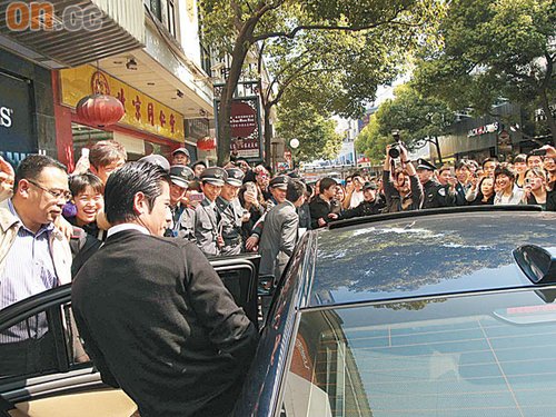 郭富城获男狂迷冒死送球衣 积极出力筹款赈灾【图】