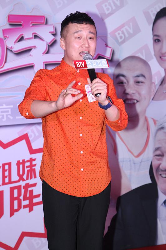 《收获的季节》进社区 赵家班演绎二人转小苹果
