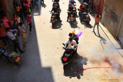 福建首对男同性恋结婚 曝生活私密照引围观(图