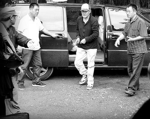 浙江拍戏再“露富” 赵本山豪掷百万买木雕