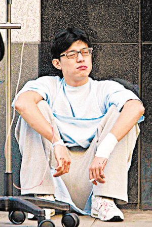 王柏杰手伤入院神情落寞 传因与柯佳嬿分手自杀