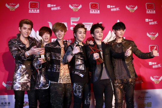 EXO-M获新人盛典最受欢迎组合 现场飙泪致谢