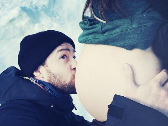 贾老板生日正式宣告当爹 吻妻子8个月孕肚