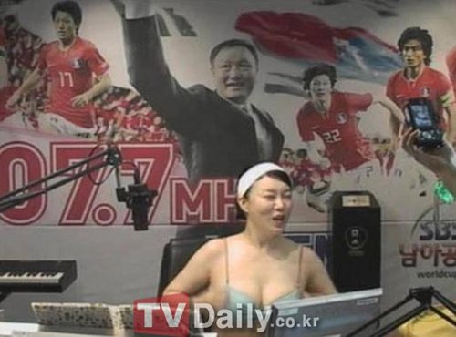 崔华静穿比基尼主持节目守韩国队进16强约定