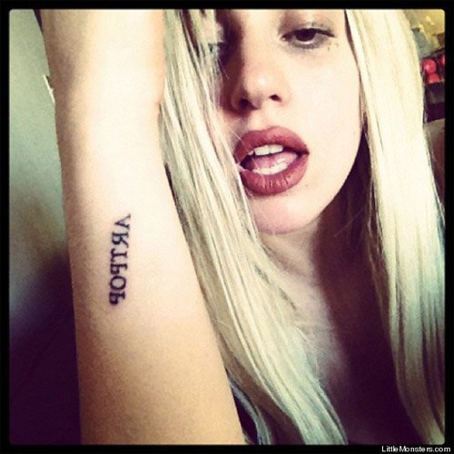 Lady Gaga大秀手臂内侧新纹身 网友猜测为新