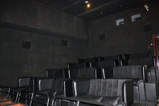 星美国际影城世界城店:全黑豪华vip厅