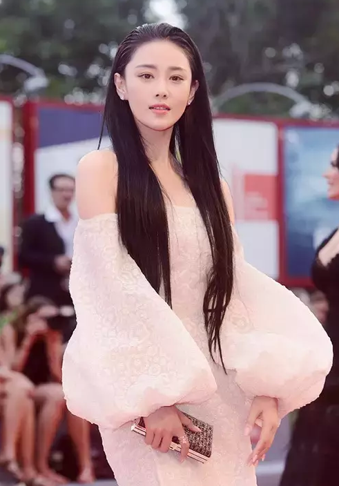 在红毯上野蛮生长的张馨予,真是吓死宝宝了