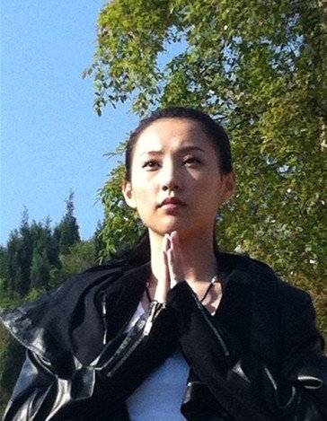 <em>颜振豪</em>民谣新作郭峰任监制 家乡采风拍照显随