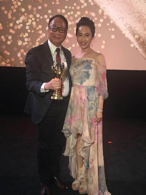 著名演员朱茵祝贺徐小明获奖 在旁同是影视监制的徐小明太太李凤鸣