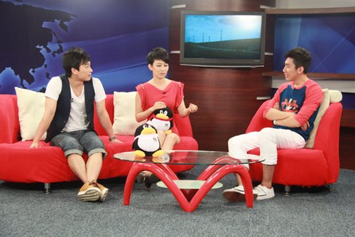 赵滨（左一）、丁柳元、主持人徐乐同