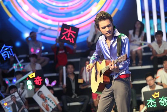 俞杰奇微博自曝练琴照 忧郁音乐才子喜好摄影