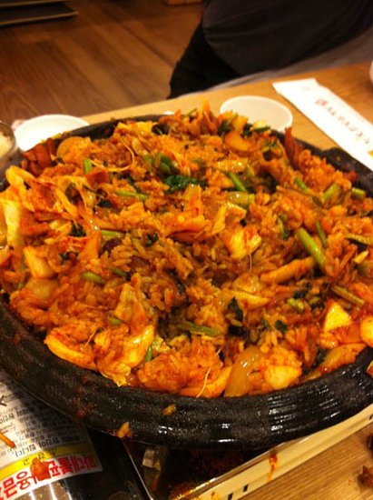 韩歌星徐仁国幸福大晒与A pink恩地亲密合影