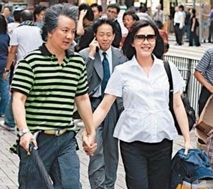 早前陈慧珊与老公一同外出(资料图)