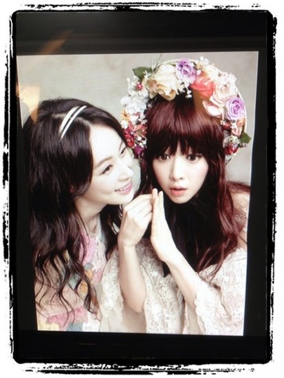 洪秀儿许怡才晒写真照 童话公主般美丽怡人