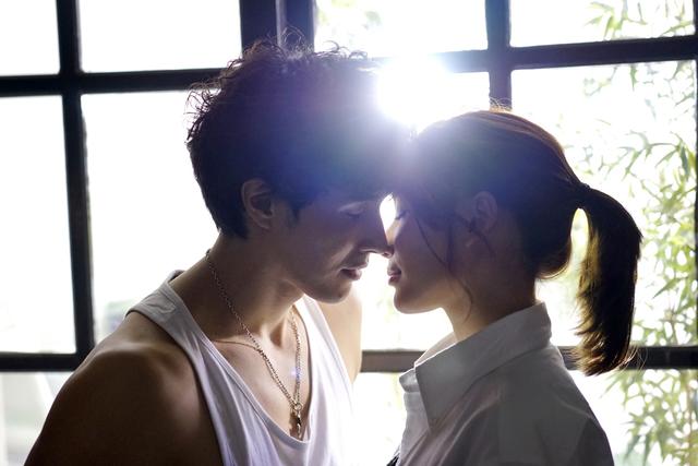 金钟国演绎《听见下雨的声音》 锦荣养眼助阵mv