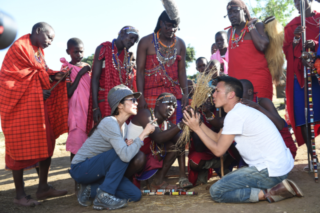 体验原始部落风情 谢霆锋杨紫琼野外“玩火”