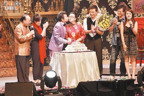 苗侨伟与老婆同台演舞台剧 戚美珍感动大哭_娱乐_腾讯网