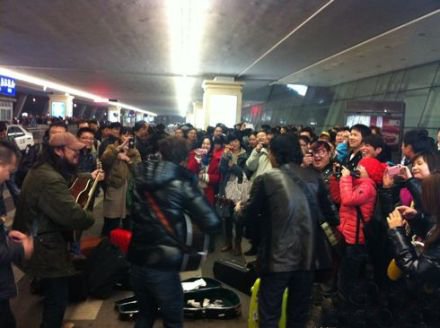 飞机迫降武汉 民谣在路上首开“民航延误专场”