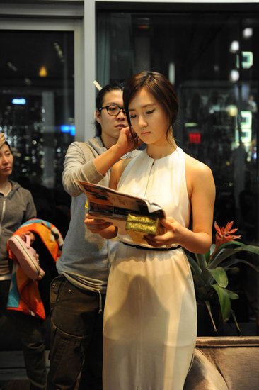 少女时代Yuri拍戏敬业 时时品读《时尚王》剧本