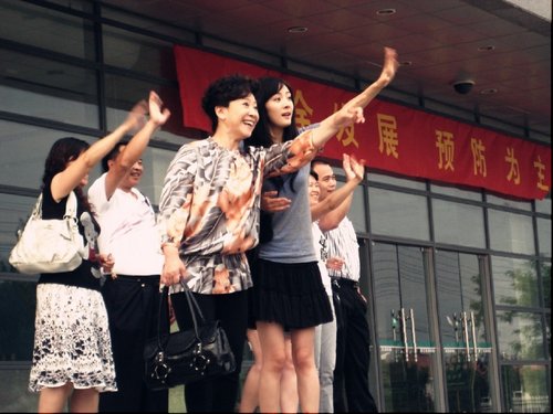 “红楼梦中人”重聚《一家人》 杨幂疗伤王馥荔