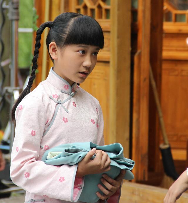 《忍冬艳蔷薇》 小演员何心圆戏里被调包吃苦头