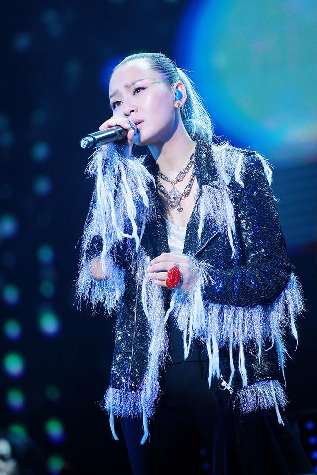 周笔畅穿古董裙上海开唱 何炅现身谈十年情