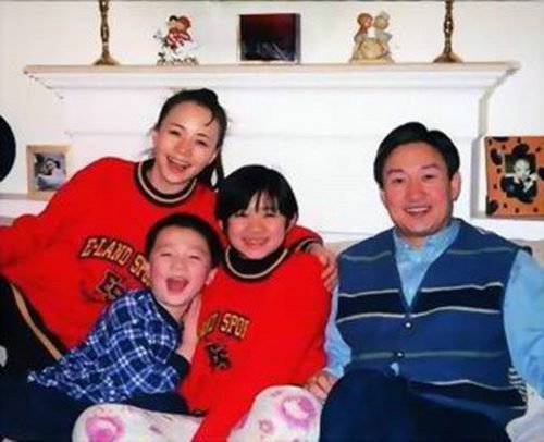 曝董卿与宓春雷爱子私照 结婚变后妈的女星(图