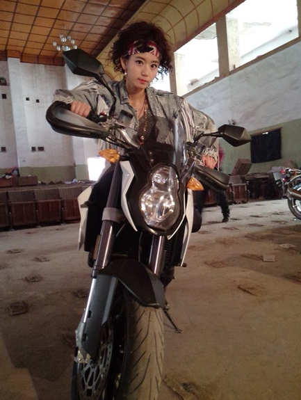 拥抱星星的月亮》李沁谣变“方便面头”_娱乐_腾讯网