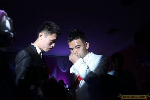 福建首对男同性恋结婚 曝生活私密照引围观(图