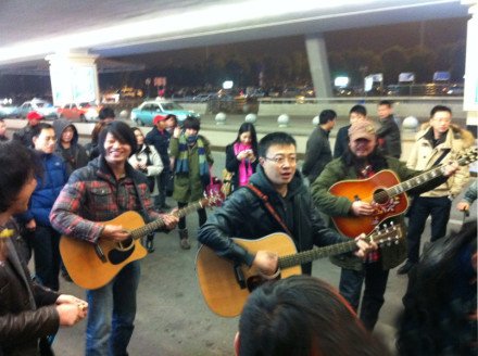 飞机迫降武汉 民谣在路上首开“民航延误专场”