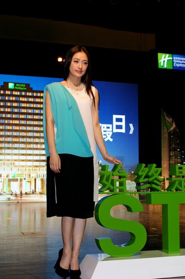 秦岚着低胸装代言露内衣图片