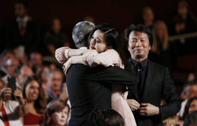 范冰冰凭《潘金莲》再封后 紧拥冯小刚感谢群演