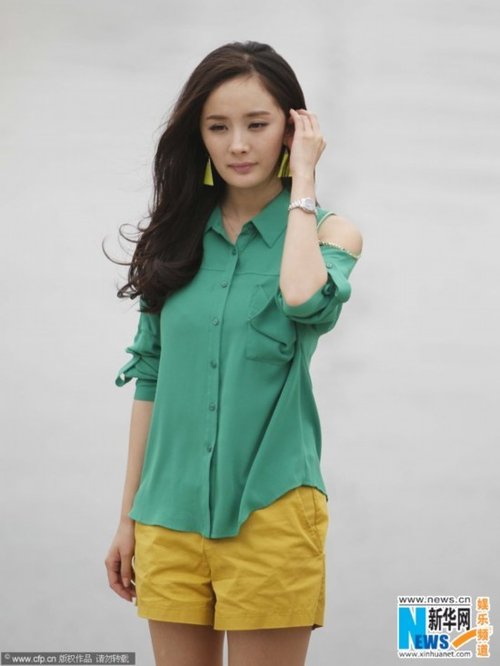 杨幂刘恺威情侣装海边游玩 甜蜜揽肩羡煞旁人