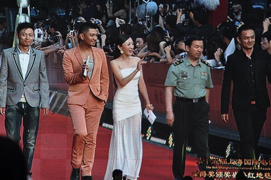 《童与莲》主创亮相金爵奖 何晴着白纱清新典雅