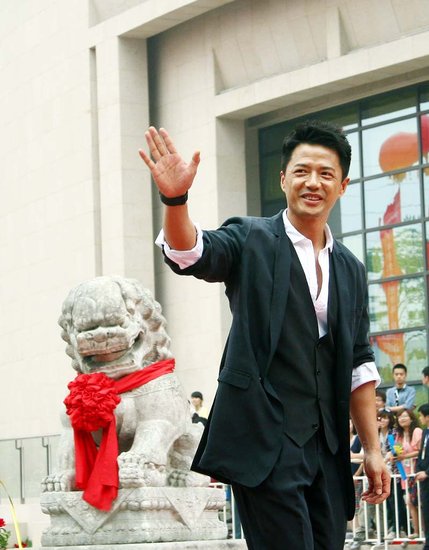 段奕宏承认下月完婚拒媒体 称妻子永有中国心